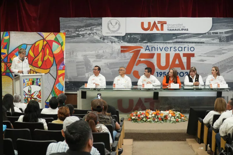 Entrega el rector Dámaso Anaya reconocimientos a jubilados del SUTUAT