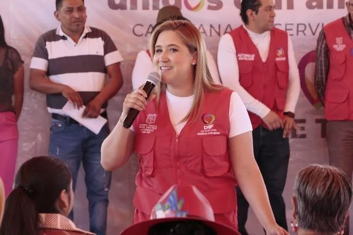 Ana Aurora Muñiz Neyra, junto y  al presidente honorario del DIF municipal, Óscar Felipe Muñiz Máynez, arrancan   la Caravana “DIF Cerca de Ti”