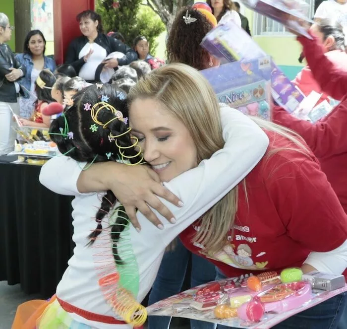 Ana Muñiz Neyra festeja a las niñas y niños de San Mateo Atenco con fiesta y regalos.