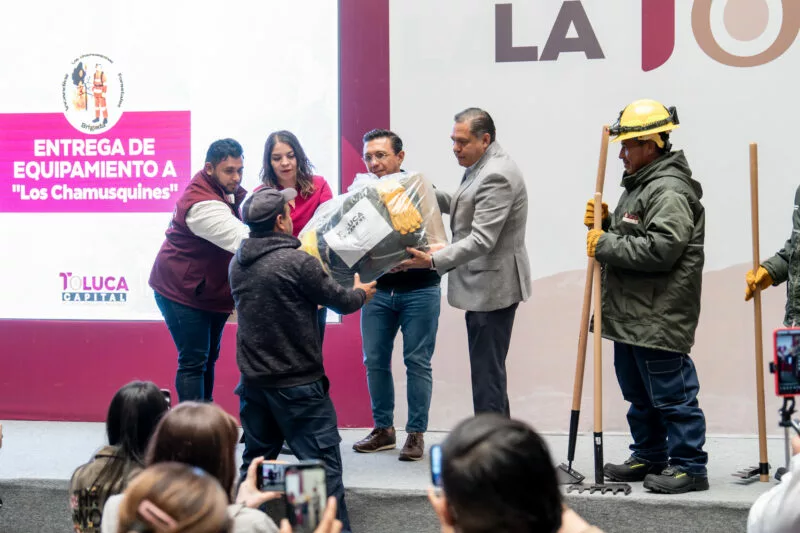 Entrega gobierno de Toluca  equipamiento a bomberos forestales Los Chamusquines