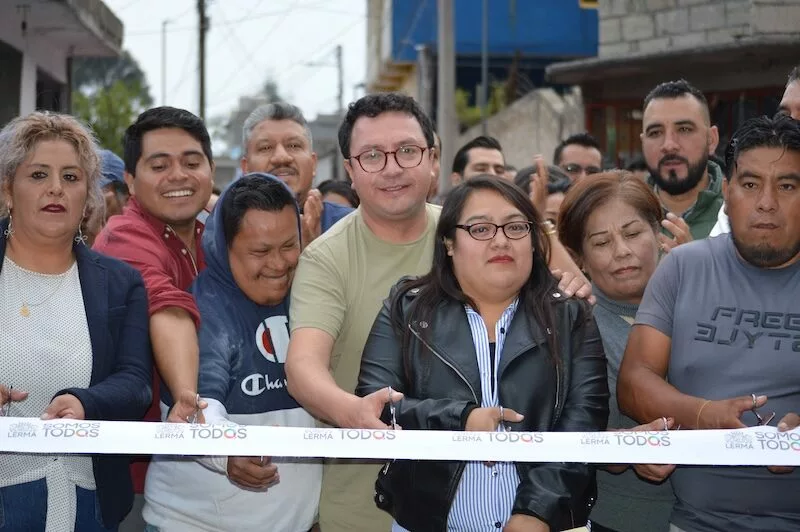  Entregan obra de pavimentación y drenaje en la calle Simón Bolívar en Santiago Analco