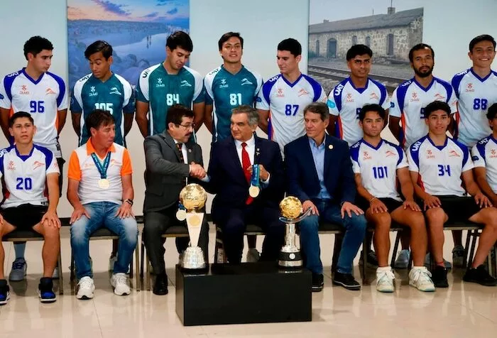 Felicita Américo Villarreal a Correcaminos Premier por poner en alto a Tamaulipas y a la UAT