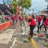 Ana Aurora Muñiz Neyra con escoba en mano limpia calles y respalda a familias de su municipio