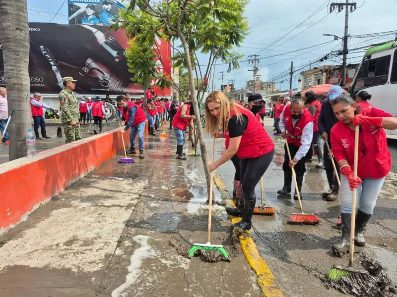 Ana Aurora Muñiz Neyra con escoba en mano limpia calles y respalda a familias de su municipio