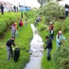 Trabajan en equipo servidores públicos y familias para mantener limpios ríos y caudales de Toluca