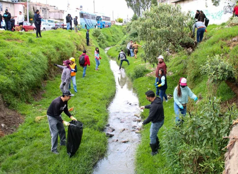 Trabajan en equipo servidores públicos y familias para mantener limpios ríos y caudales de Toluca