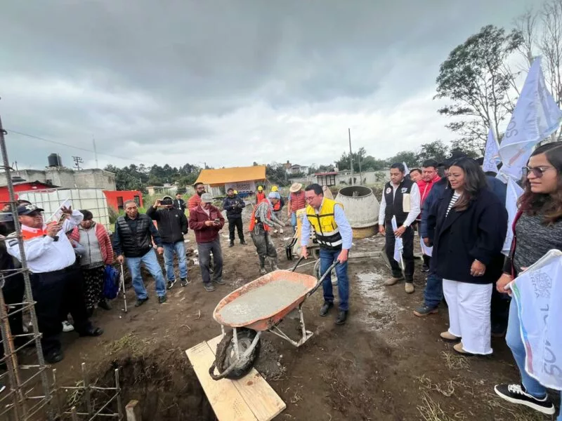 Miguel Ángel Ramírez Ponce coloca  la Primera Piedra de la Nueva Escuela Secundaria en San José El Llanito
