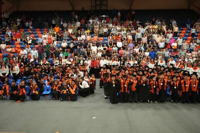 El rector Dámaso Anaya y la Lic. Isolda Rendón presiden graduación de CENDIS de la UAT