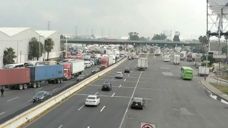 Integrantes de ACME bloquean autopista México – Querétaro tras desaparición de uno de sus miembros