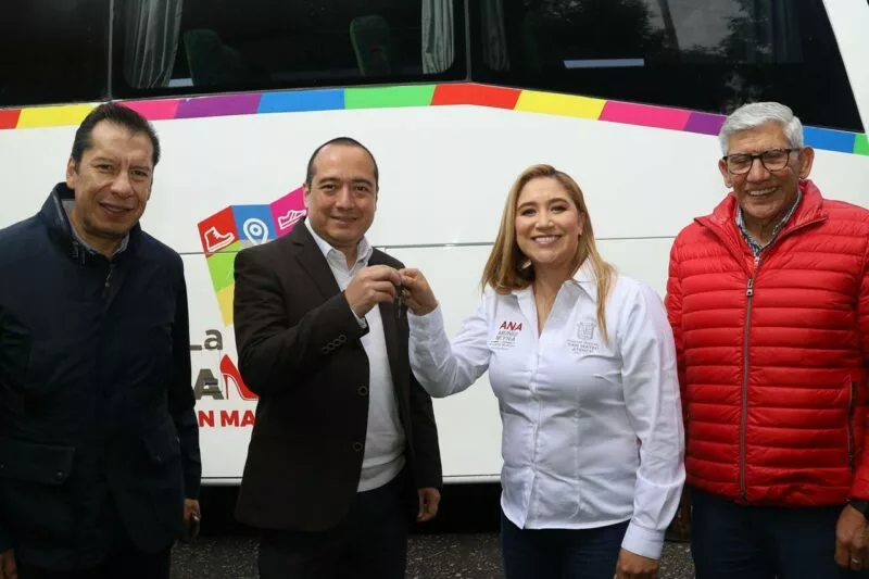 Ayuntamiento de San Mateo Atenco recibe autobús en donación en apoyo a personas adultas y deportistas
