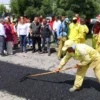 San Mateo Atenco atiende demanda ciudadana para tapar baches y pone a trabajar a la Junta de Caminos del gobierno de Delfina Gómez