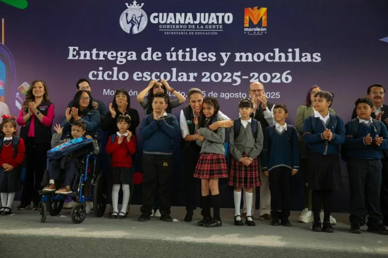 Refrenda Libia Dennise su compromiso con la educación; entrega mochilas y útiles escolares