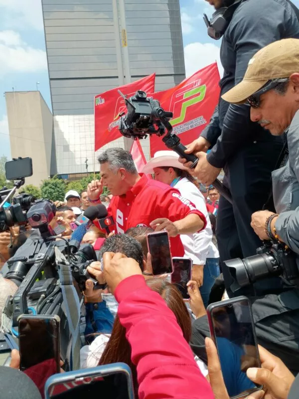Simpatizantes del PRI marchan en CDMX en apoyo a ‘Alito’ Moreno tras agarrón   con Fernández Noroña