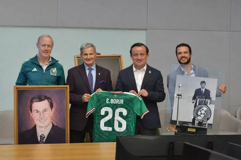 Enrique Borja recibe reconocimiento de la FMF