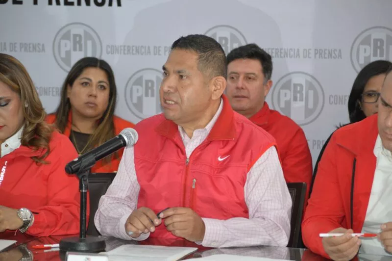 Los taxistas del Estado de México ahora tendrán licencias con vigencia de dos años: Diputado Eduardo Zarzosa