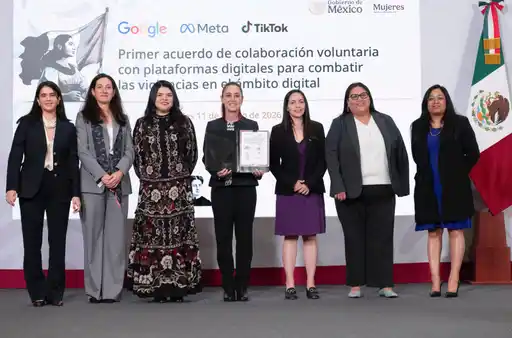 Claudia Sheinbaum firma acuerdo de colaboración con plataformas de redes sociales.