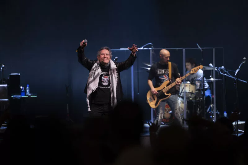 Miguel Ríos en el Cervantes: El rugido de un «hijo del rock» que se niega a callar