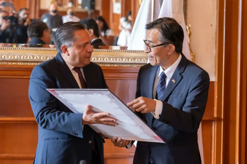 Trazan Ricardo Moreno y embajador de Indonesia ruta de cooperación cultural, educativa y comercial