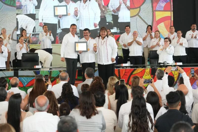 En homenaje solemne reconoce la UAT trayectoria de 215 docentes 