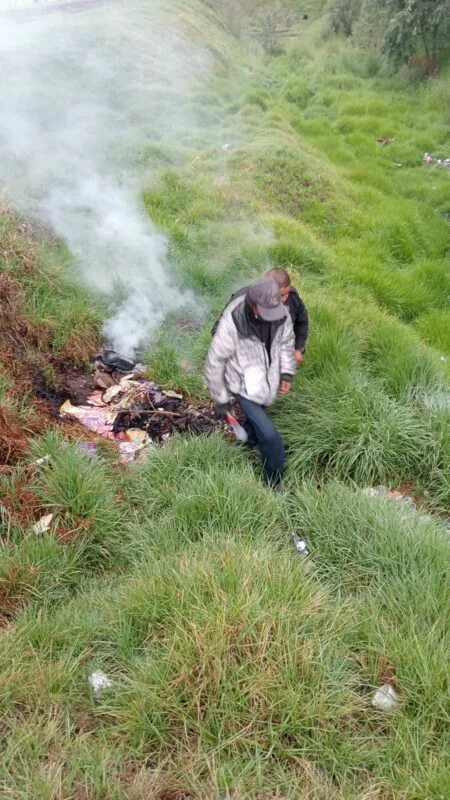 Remiten por quemar basura en vía pública a hombre ante el Juez Cívico