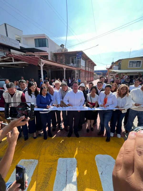 Entrega Miguel Ángel Ramírez dos calles pavimentadas e inaugura lechería Liconsa en La Bomba