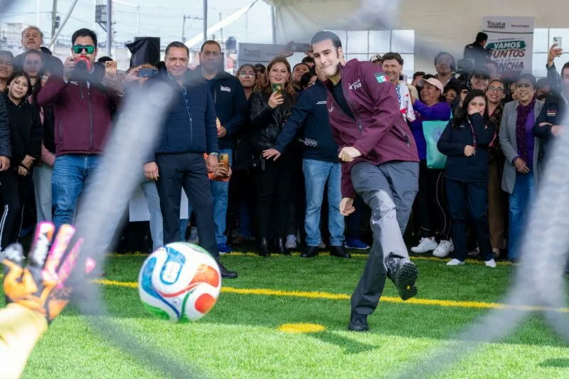 Cumple Ricardo Moreno a la Nueva Oxtotitlán y entrega cancha de futbol