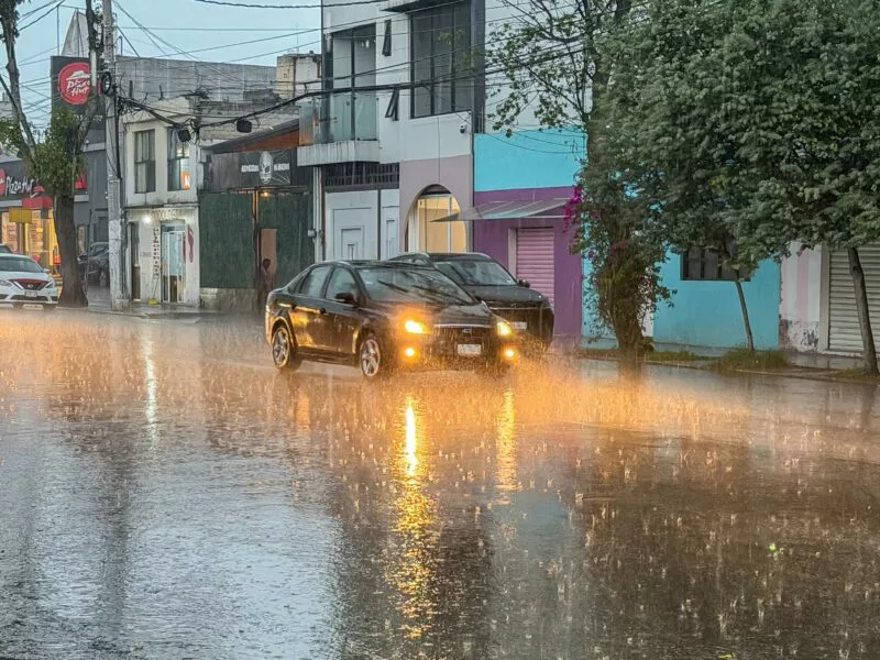 Llama Ricardo Moreno a extremar precauciones en asfalto mojado por seguridad de la ciudadanía